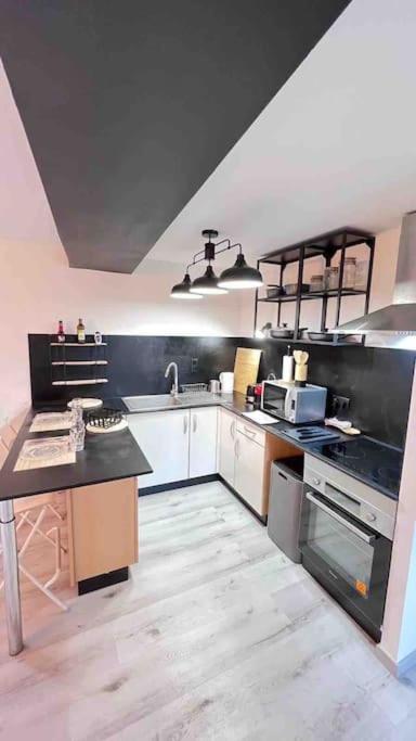 Logement Moderne Au Coeur Du Village Saint-Georges-de-Luzençon Kültér fotó