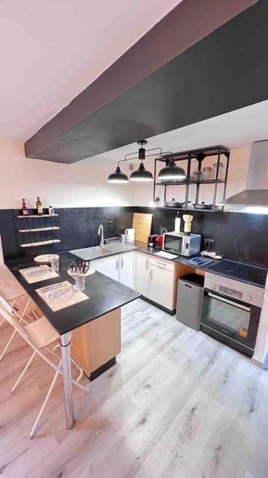 Logement Moderne Au Coeur Du Village Saint-Georges-de-Luzençon Kültér fotó