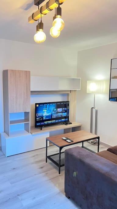 Logement Moderne Au Coeur Du Village Saint-Georges-de-Luzençon Kültér fotó