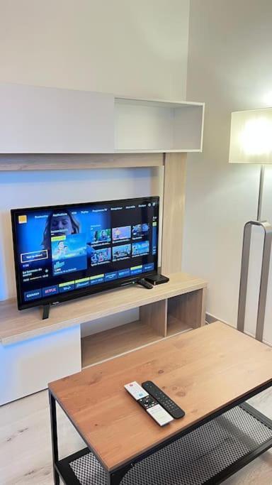 Logement Moderne Au Coeur Du Village Saint-Georges-de-Luzençon Kültér fotó