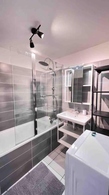 Logement Moderne Au Coeur Du Village Saint-Georges-de-Luzençon Kültér fotó